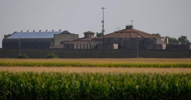 A historic but dilapidated Illinois prison will close while replacement is built, despite objections