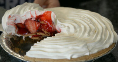 Customers flock to beloved Texas pie shop for Thanksgiving