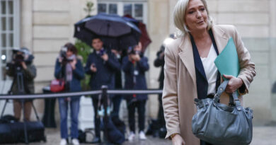 French PM meets with far-right leader Le Pen as govt wobbles under budget pressures