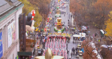 Crowds brave rain to enjoy Macy’s Thanksgiving Day Parade