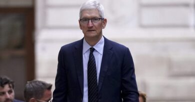 Apple CEO visits Mar-a-Lago, joining list of tech execs seemingly courting Trump