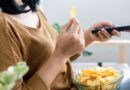 Eating while watching screens — any screens — means eating more: study – National