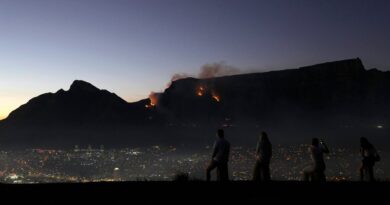 Wildfire Burning on Table Mountain Moves Toward Cape Town