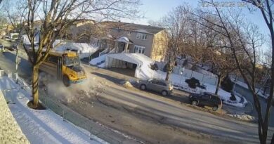 Video captures Quebec school bus slamming into frozen snowbank, no injuries reported – Montreal