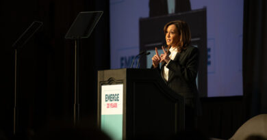 Harris Returns to Political Life, Warning of a Constitutional Crisis