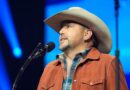 Jason Aldean, country music star, shares what he texts Donald Trump