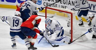Bobrovsky stops 23 shots, Panthers top Maple Leafs 2-0 in Game 4 and tie series at 2 games apiece