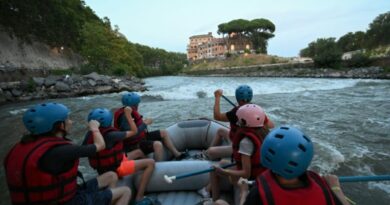 Rafts on Rome’s Tiber River cool down overheated tourists
