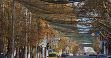 Kherson residents urged to leave as Russian attacks threaten power and heating