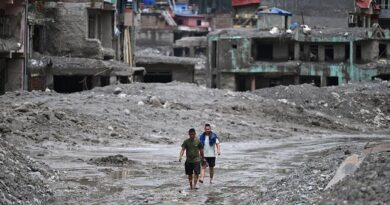 Nepal on high alert for fresh flooding after river levels rise as death toll passes 900